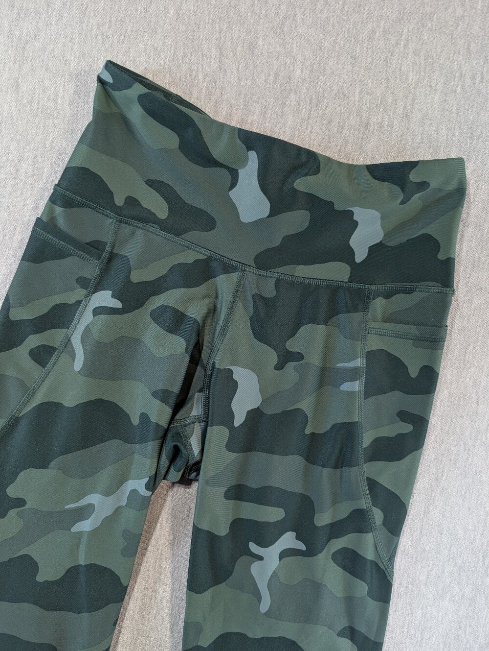Old Navy Active Camo Elevate Leggings Women's Medium Green Cropped
